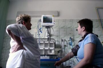 Din 2012 va exista o asigurare obligatorie, ce oferă servicii medicale minime, de bază. Foto: MEDIAFAX
