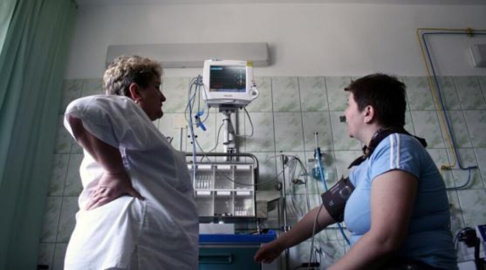 Din 2012 va exista o asigurare obligatorie, ce oferă servicii medicale minime, de bază. Foto: MEDIAFAX Din 2012 va exista o asigurare obligatorie, ce oferă servicii medicale minime, de bază. Foto: MEDIAFAX