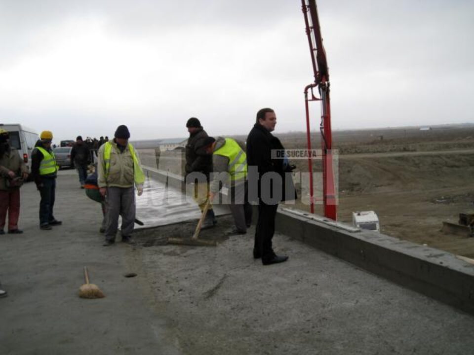 Gheorghe Flutur a inspectat, ieri, lucrările de reabilitare a podului de peste râul Suceava care face legătura între comunele Verești și Udești
