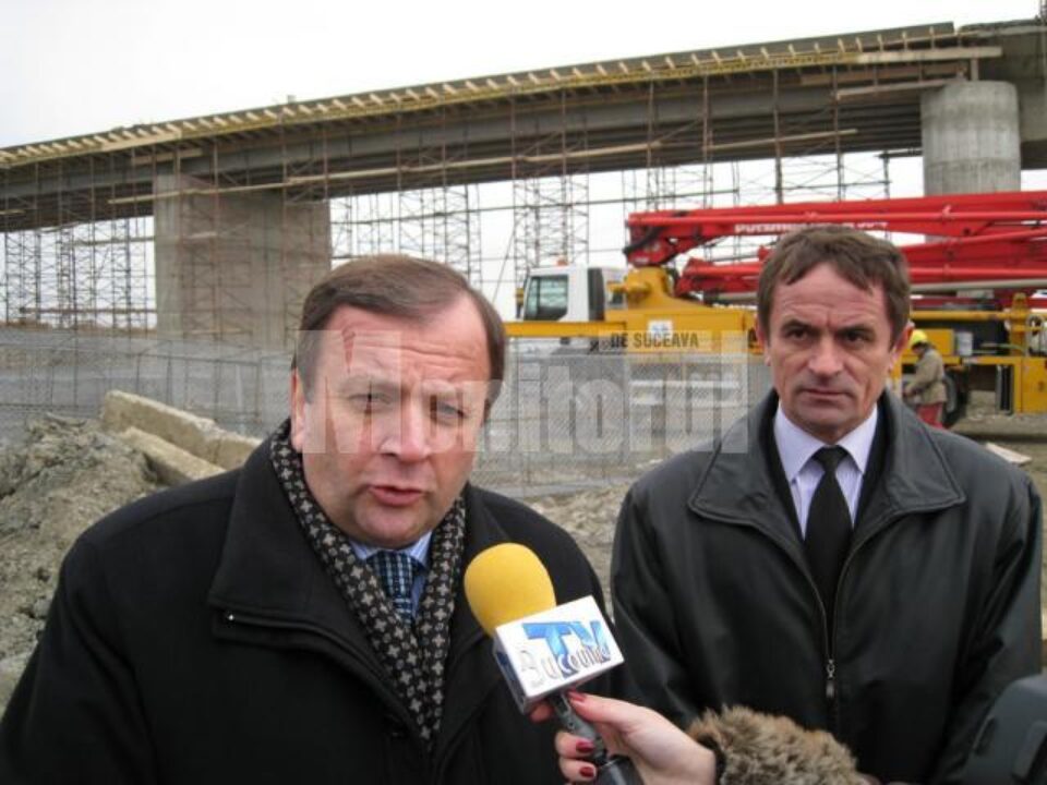 Gheorghe Flutur a inspectat, ieri, lucrările de reabilitare a podului de peste râul Suceava care face legătura între comunele Verești și Udești