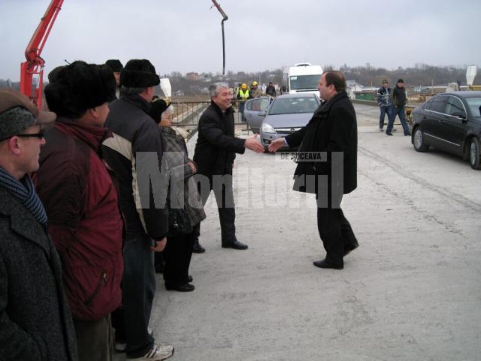 Gheorghe Flutur a inspectat, ieri, lucrările de reabilitare a podului de peste râul Suceava care face legătura între comunele Verești și Udești