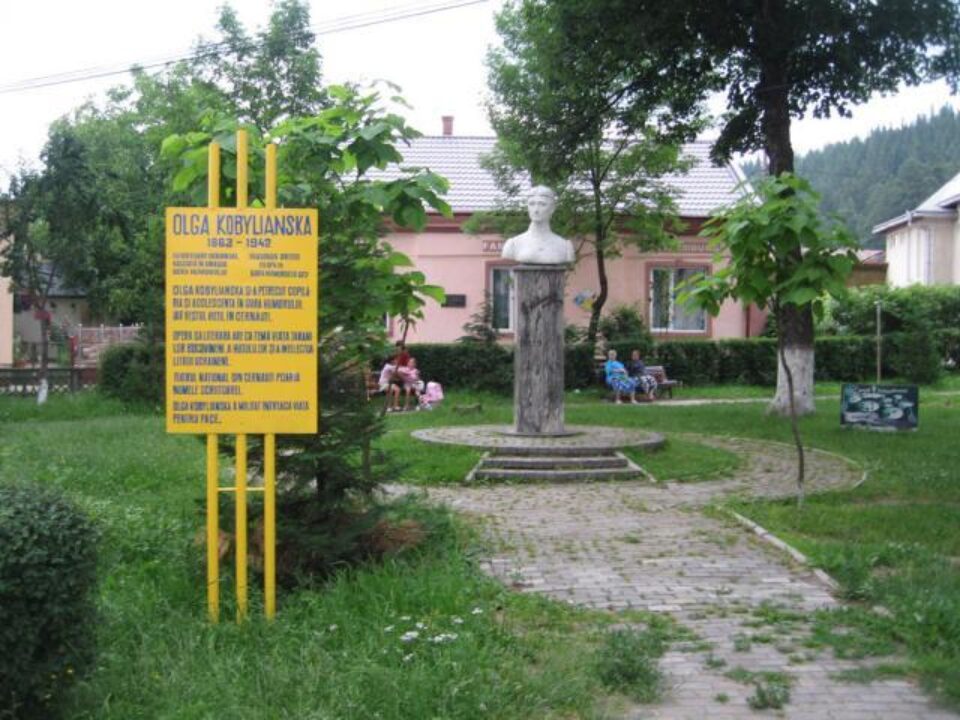 Bustul Olgăi Kobylianska din Gura Humorului. Foto: Cezar SUCEVEANU