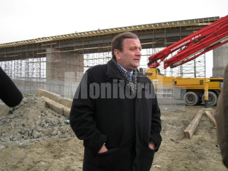 Gheorghe Flutur a inspectat, ieri, lucrările de reabilitare a podului de peste râul Suceava care face legătura între comunele Verești și Udești