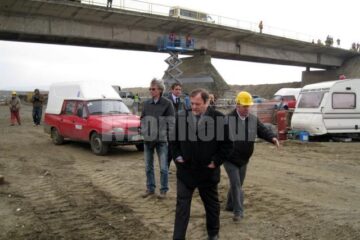 Gheorghe Flutur a inspectat, ieri, lucrările de reabilitare a podului de peste râul Suceava care face legătura între comunele Verești și Udești