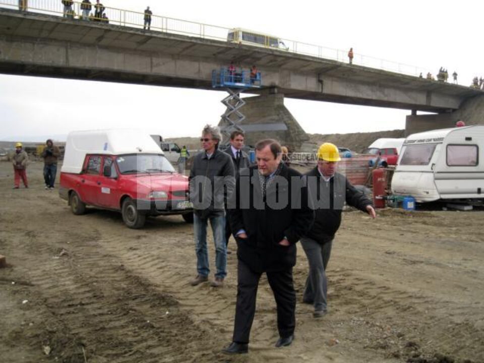 Gheorghe Flutur a inspectat, ieri, lucrările de reabilitare a podului de peste râul Suceava care face legătura între comunele Verești și Udești