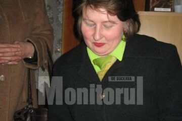 Cătălina Orșivschi oferind autografe