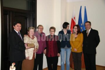 Ghervazen Longher a acordat o plachetă aniversară actualului colectiv de redacție