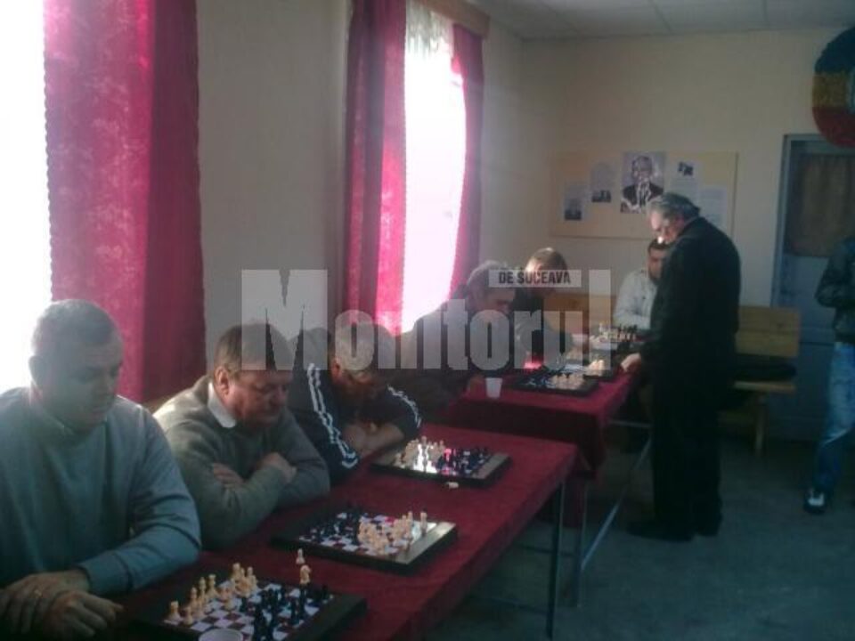 Mai tineri și mai vârstnici au participat ieri la un simultan de șah susținut de Mircea Rață