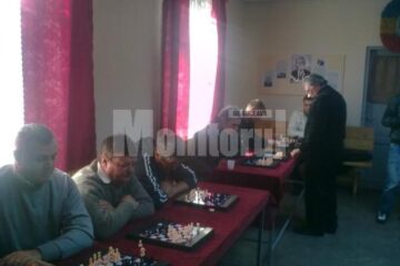 Mai tineri și mai vârstnici au participat ieri la un simultan de șah susținut de Mircea Rață