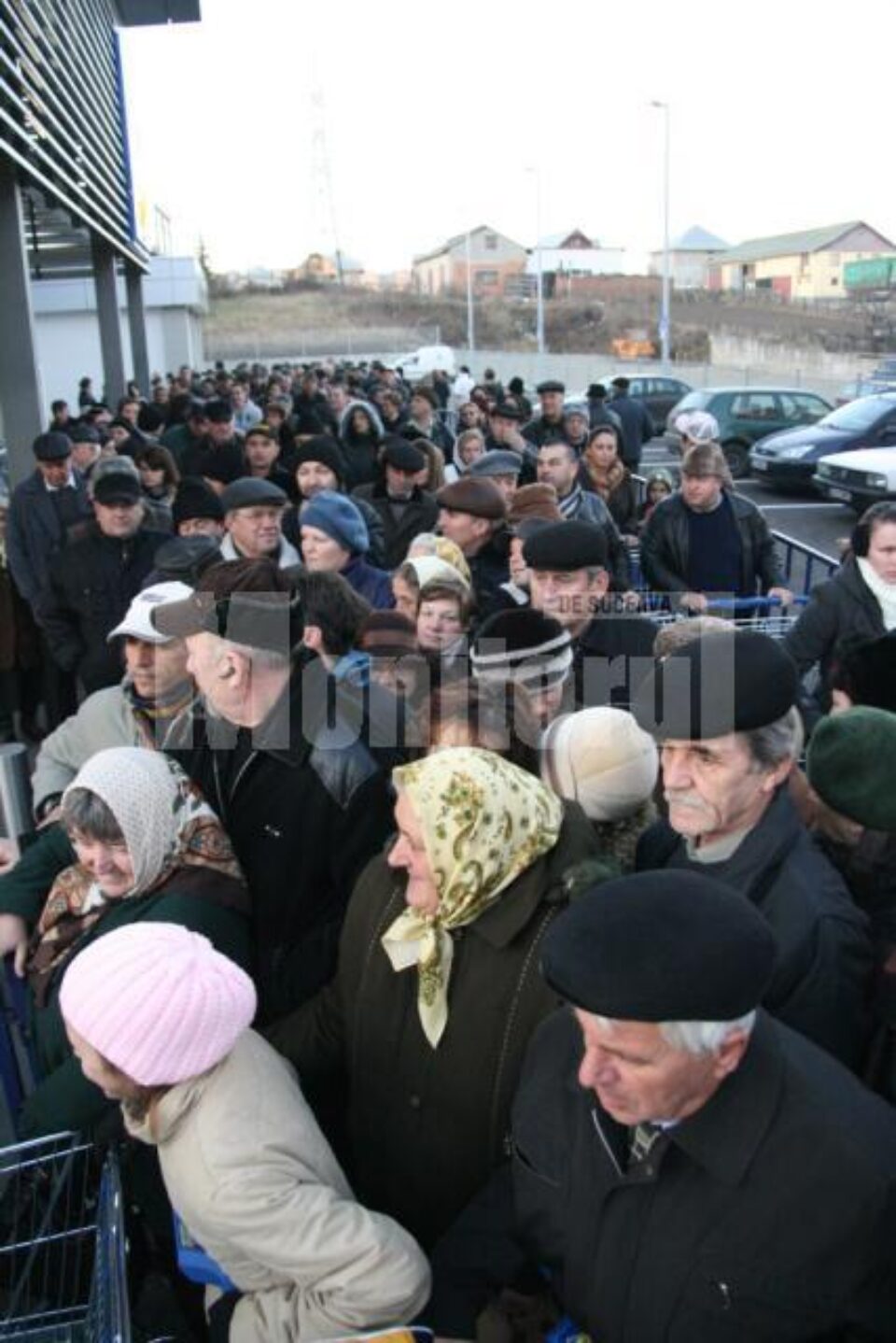 Sute de oameni au venit cu noaptea în cap să stea la rând