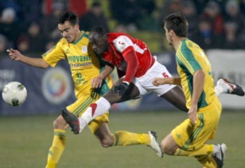 Dinamo s-a chinuit cu ultima clasată