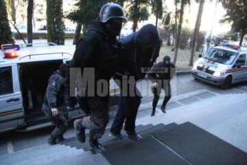 Nu mai puțin de 16 persoane au fost aduse ieri în fața anchetatorilor