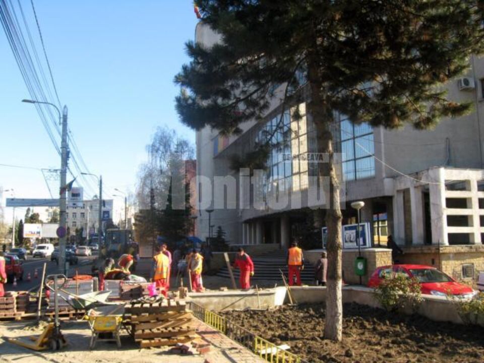 Trotuarul din fața sediului Primăriei Suceava se află în plin proces de modernizare