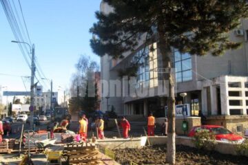 Trotuarul din fața sediului Primăriei Suceava se află în plin proces de modernizare