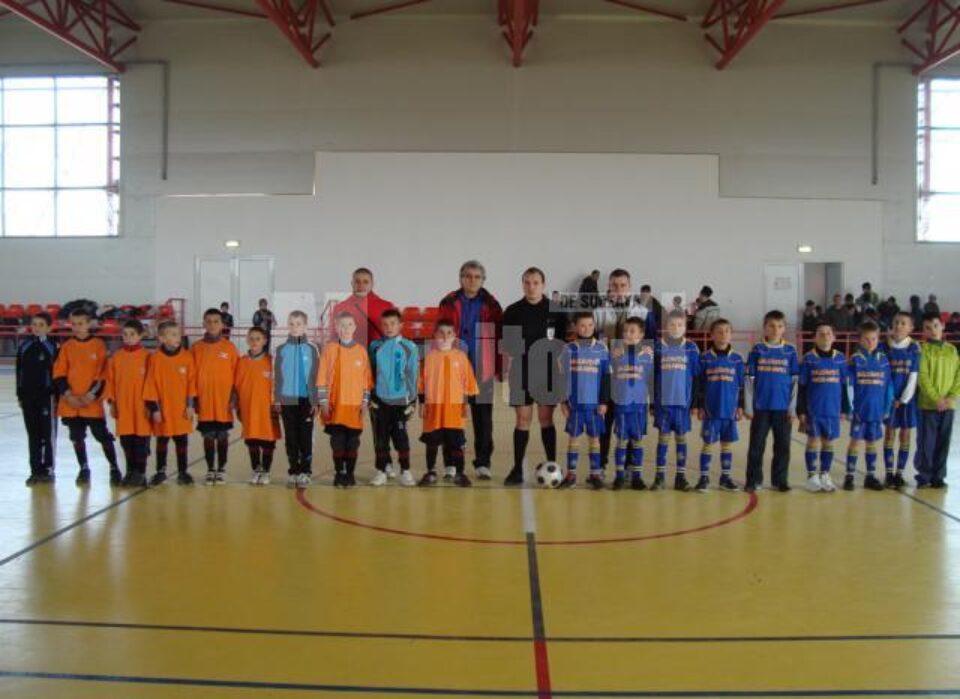 Deși a câștigat finala, echipa Școlii din Bălcăuți (echipament albastru) a fost descalificată pentru că a trișat