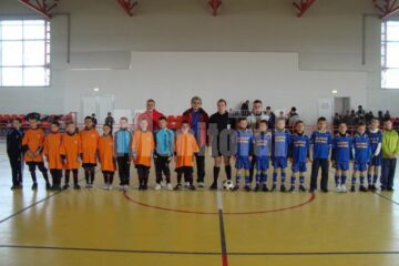 Deși a câștigat finala, echipa Școlii din Bălcăuți (echipament albastru) a fost descalificată pentru că a trișat