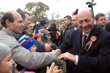 Băsescu: Vă îndemn, ca semn al mândriei de a fi român, să arborați steagul național. Foto: Sorin LUPȘA