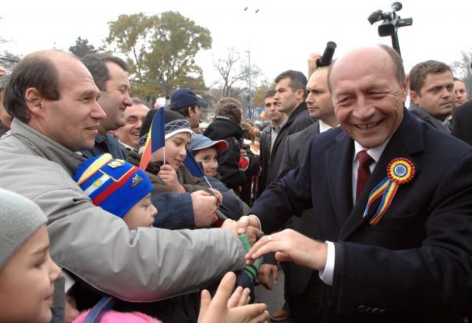 Băsescu: Vă îndemn, ca semn al mândriei de a fi român, să arborați steagul național. Foto: Sorin LUPȘA