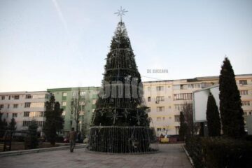 Luminile în bradul de Crăciun vor fi aprinse astăzi, la ora 18
