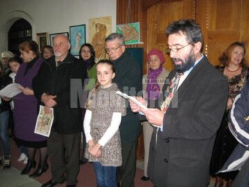 Artistul plastic Constantin Ungureanu Box prezentându-i pe cei 15 copii premiați de la Școala Generală Ion Creangă