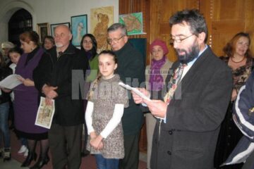 Artistul plastic Constantin Ungureanu Box prezentându-i pe cei 15 copii premiați de la Școala Generală Ion Creangă