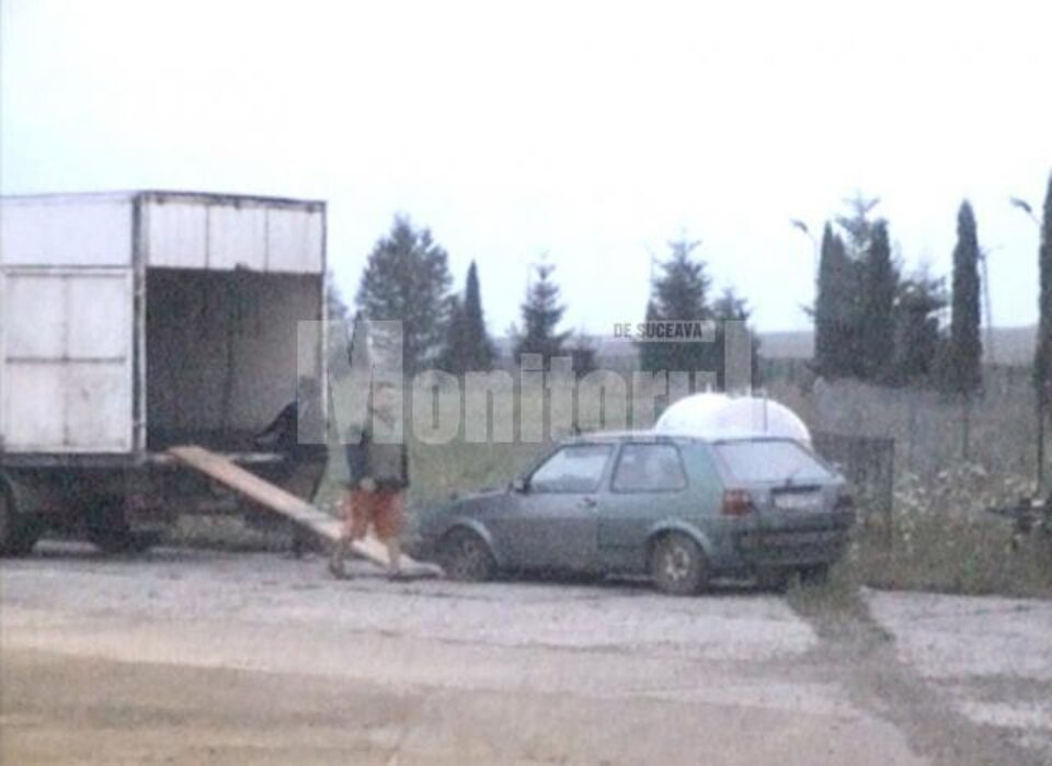 Ridicarea uneia dintre mașini a fost filmată, dar ofițerul susține că avea acceptul proprietarilor