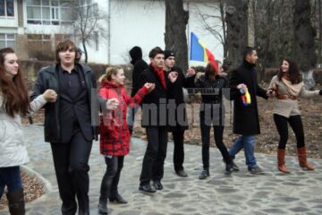 Zeci de suceveni au sărbătorit Ziua României în parcul Universității