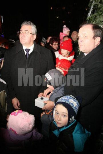 Ion Lungu și Gheorghe Flutur au cântat „La mulți ani!” alături de sucevenii din parc