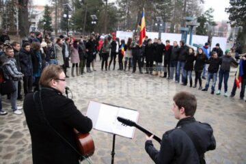 Trupa Icarus i-a îndemnat pe suceveni să cânte și să danseze românește