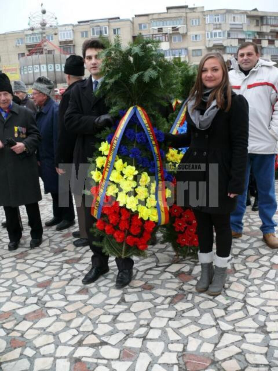 Prima coroană a fost depusă de unul dintre olimpicii internaționali ai Fălticeniului, Constantin Popa Prima coroană a fost depusă de unul dintre olimpicii internaționali ai Fălticeniului, Constantin Popa