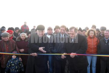 Gheorghe Flutur ( dreapta) și Ion Lungu (stânga) au tăiat panglica inaugurală