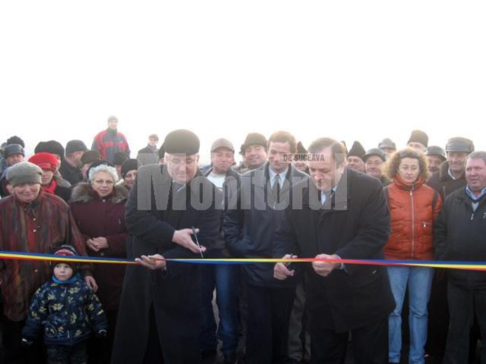 Gheorghe Flutur ( dreapta) și Ion Lungu (stânga) au tăiat panglica inaugurală