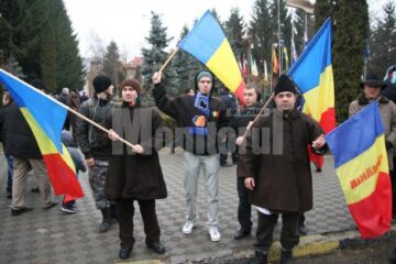 Sărbătoarea a fost animată de câțiva tineri care au venit la Ziua Natională cu steaguri tricolore