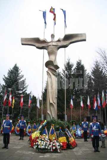 Coroane de flori la Monumentul Eroilor Romani „Bucovina Înaripată”