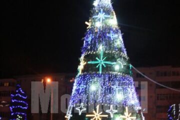 Sute de suceveni au fost prezenți la aprinderea luminilor în brad