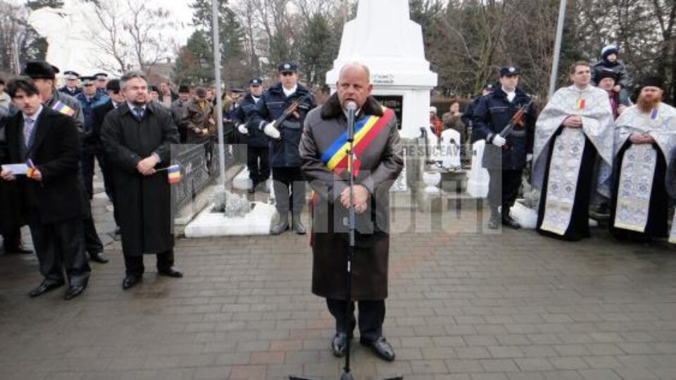Primarul municipiului Rădăuți, Aurel Olărean a rostit o alocuțiune la monumentul închinat Eroilor Neamului Primarul municipiului Rădăuți, Aurel Olărean a rostit o alocuțiune la monumentul închinat Eroilor Neamului