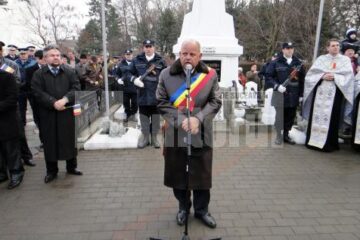 Primarul municipiului Rădăuți, Aurel Olărean a rostit o alocuțiune la monumentul închinat Eroilor Neamului