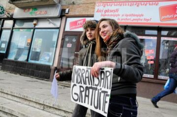 Majoritatea oamenilor au acceptat îmbrățișările gratuite cu căldură