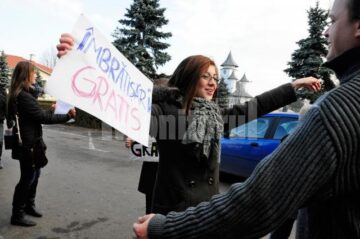Majoritatea oamenilor au acceptat îmbrățișările gratuite cu căldură