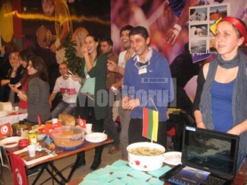Reactiile starnite degustatorilor de un sos iute i-au amuzat pe tinerii expozanti