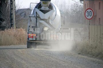 Nori de praf ridicați de mașinile care trec în viteză