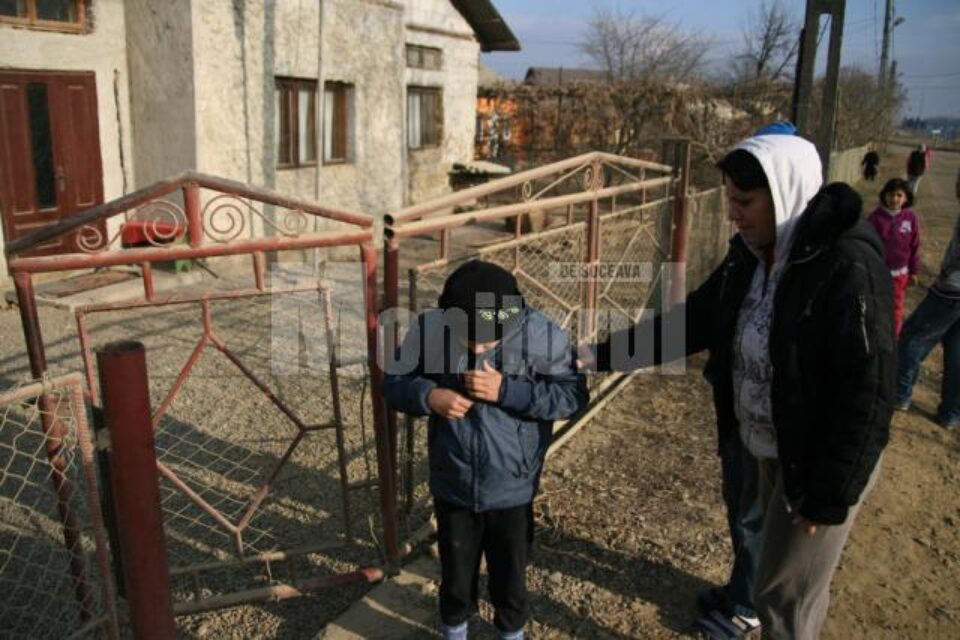 Viața a zeci de copii e pusă în pericol de praf și de camioanele care circulă cu viteză