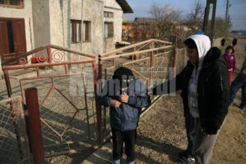 Viața a zeci de copii e pusă în pericol de praf și de camioanele care circulă cu viteză
