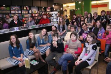 Participanți la întâlnirea de la Cărturești