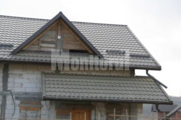 Un strat gros de praf s-a asezat pe acoperisul nou