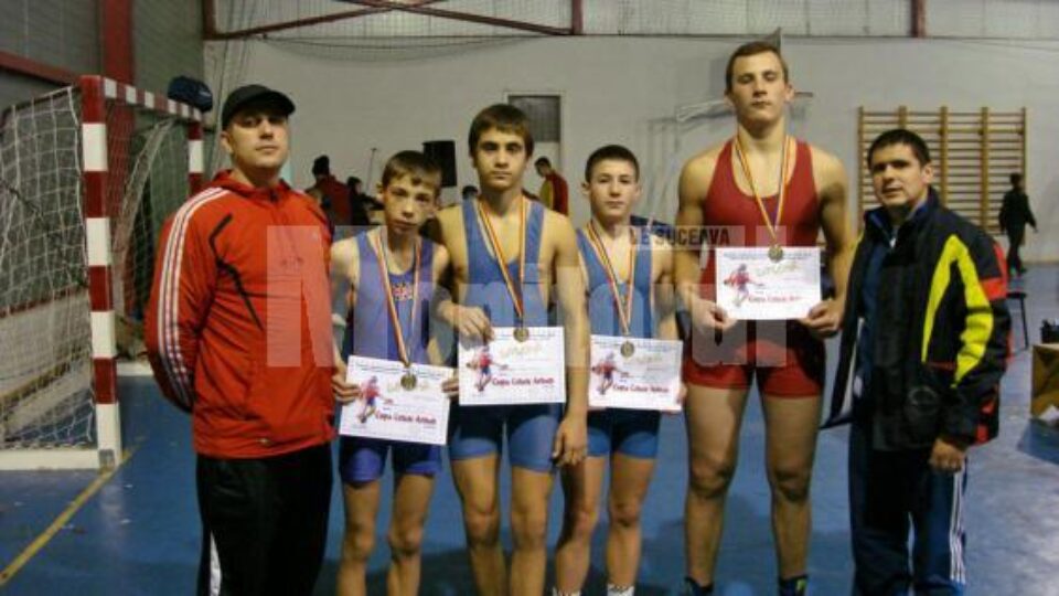 Patru din cei șase luptători suceveni medaliați alături de antrenorii Daniel Ciubotaru(stanga) și Andrei Bolohan(dreapta)