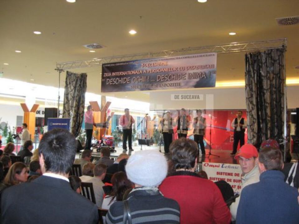 Spectacol emoționant și expoziție cu obiecte realizate de persoane cu dizabilități
