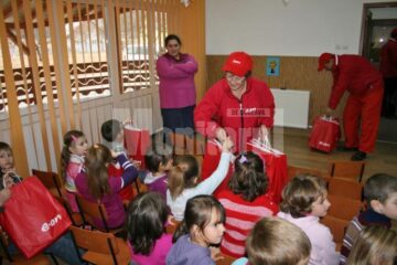 Daruri pentru copiii de la Brodina din partea voluntarilor EON Teatru de păpuși pentru copii de la Sadău