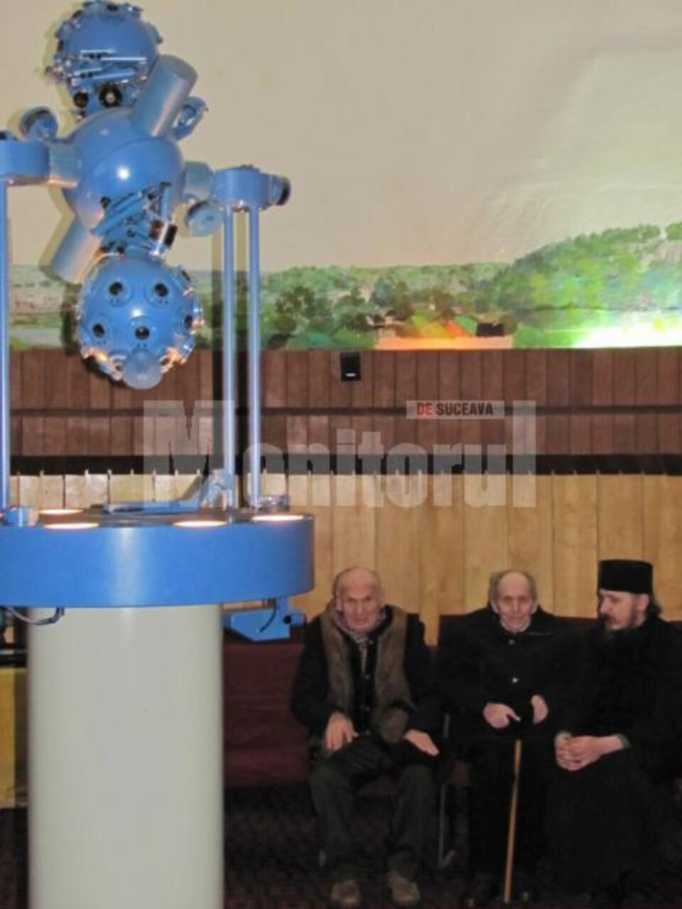 15 bătrâni de care au grijă reprezentanții Asociației au vizitat Observatorul Astronomic