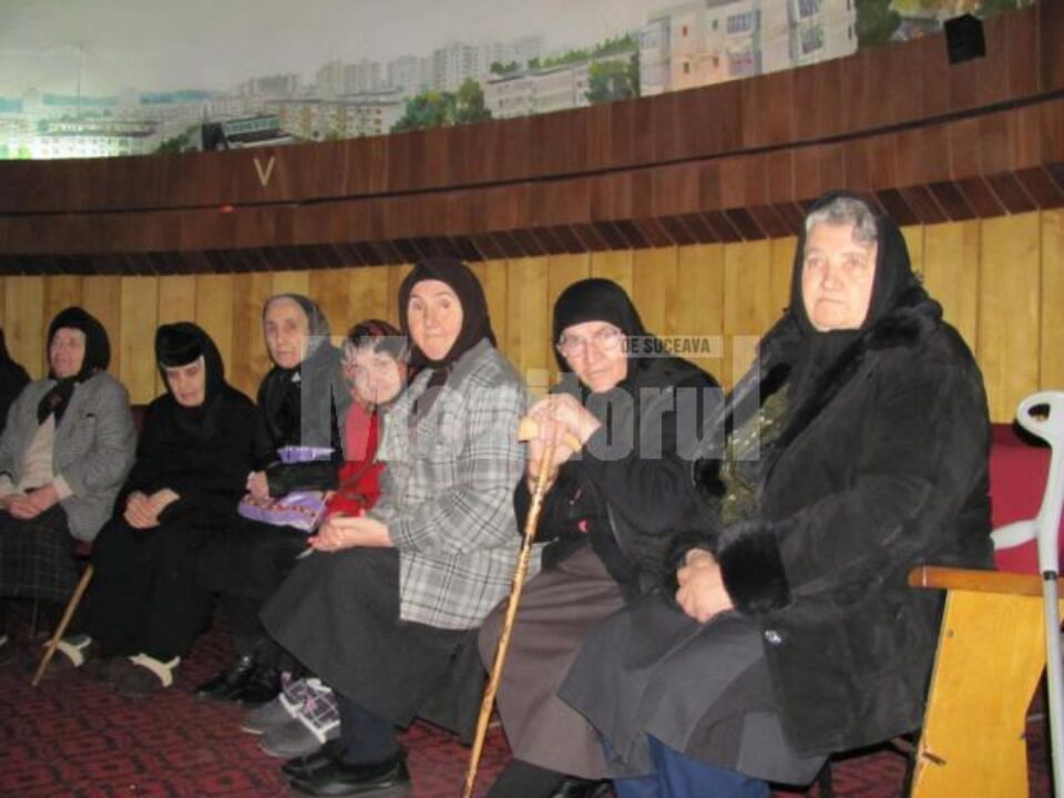 15 bătrâni de care au grijă reprezentanții Asociației au vizitat Observatorul Astronomic